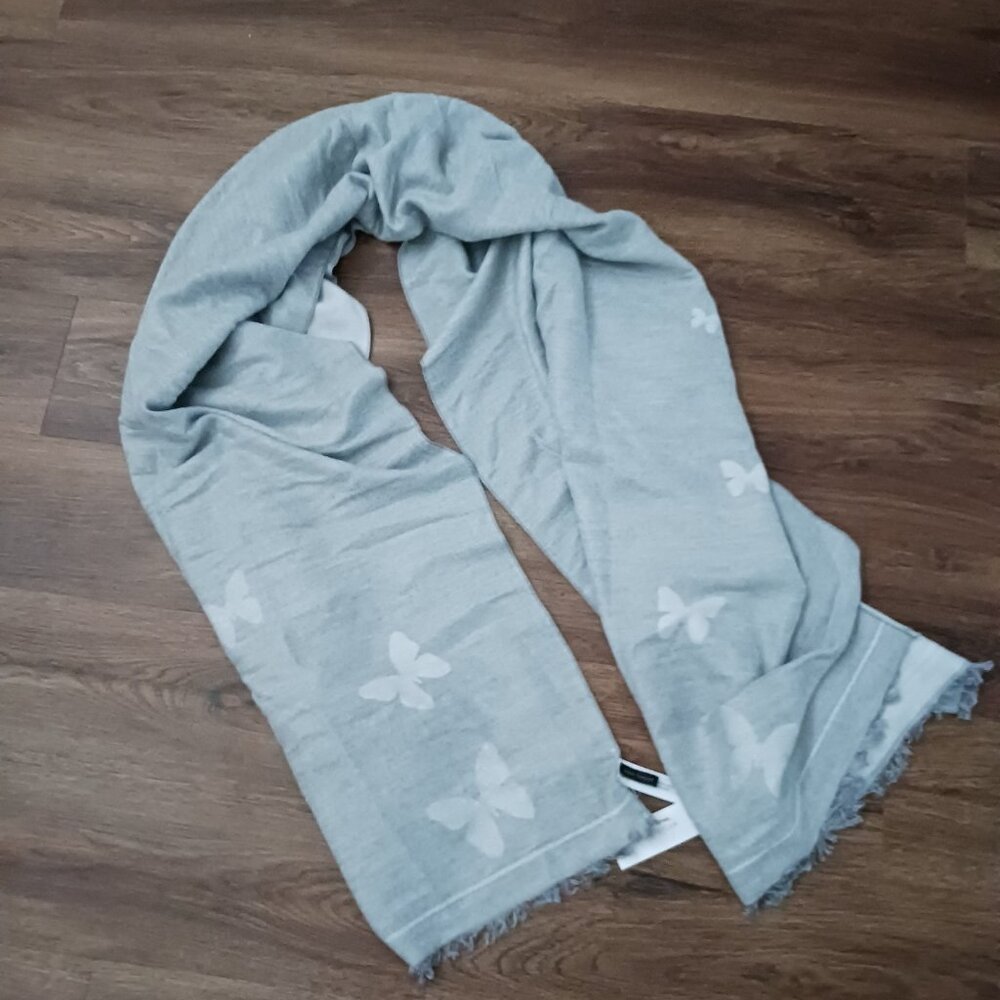 New Ann Taylor Women’s One Size Scarf Wrap Gray Butterfly Fringe 28 x 75"